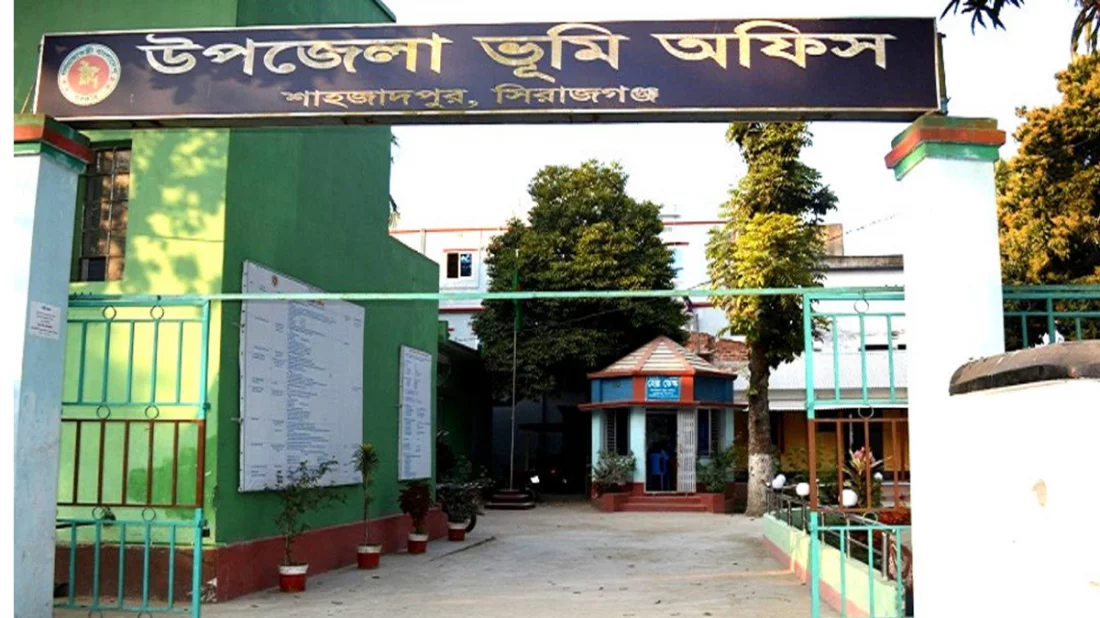 ঘুষের টাকা ফেরত চেয়ে ইউএনও’র কাছে আবেদন