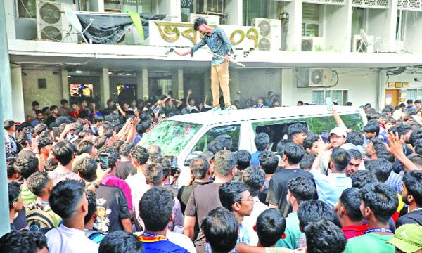 সচিবালয় টপকে উপদেষ্টার গাড়ি ভাঙচুর