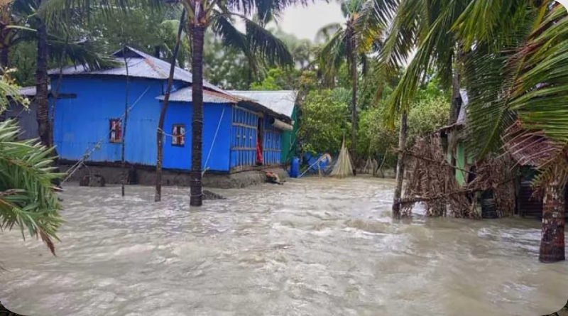 হাতিয়া ও চরফ্যাশনে পানিবন্দি মানুষ