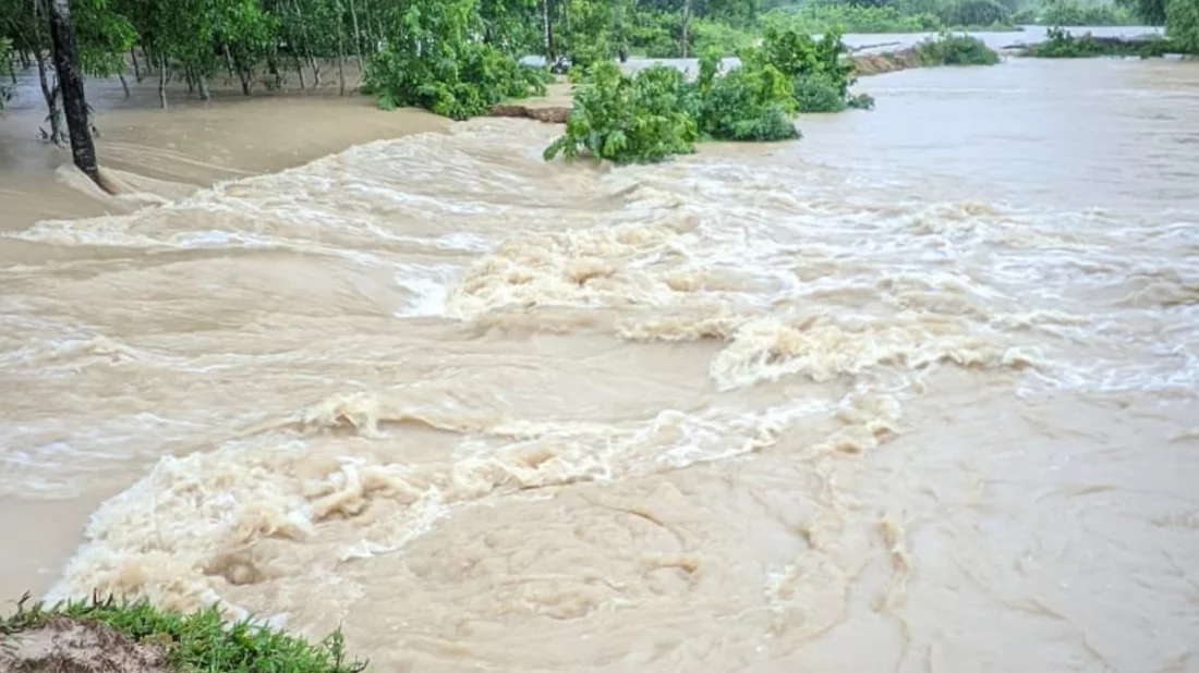 ফেনীতে বন্যা নিয়ন্ত্রণ বেড়িবাঁধের ১০ স্থানে ভাঙন, লোকালয় প্লাবিত