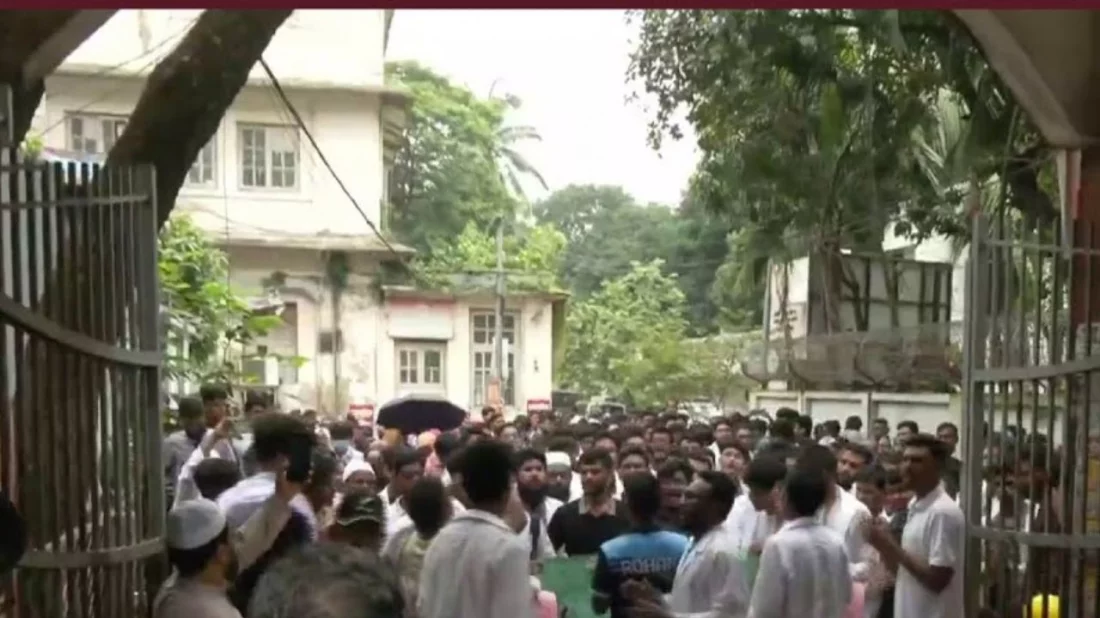 মিটফোর্ড হাসপাতাল ‘শাটডাউন’ ঘোষণা শিক্ষার্থীদের