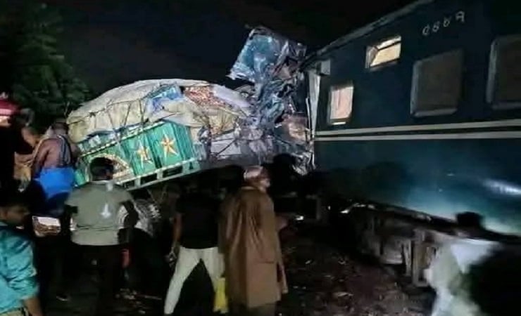 খুলনায় ট্রেন-ট্রাক সংঘর্ষ, রেল যোগাযোগ বন্ধ