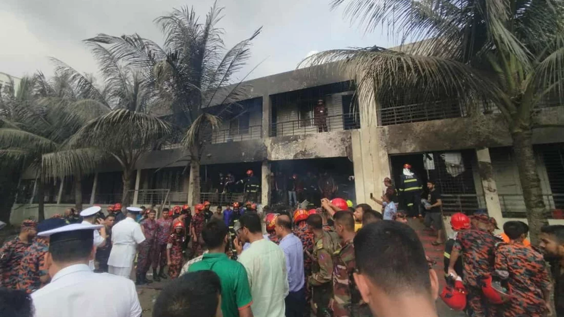 যুদ্ধবিমান বিধ্বস্তের ঘটনায় নিহত বেড়ে ৩২, অনেকের অবস্থা আশঙ্কাজনক