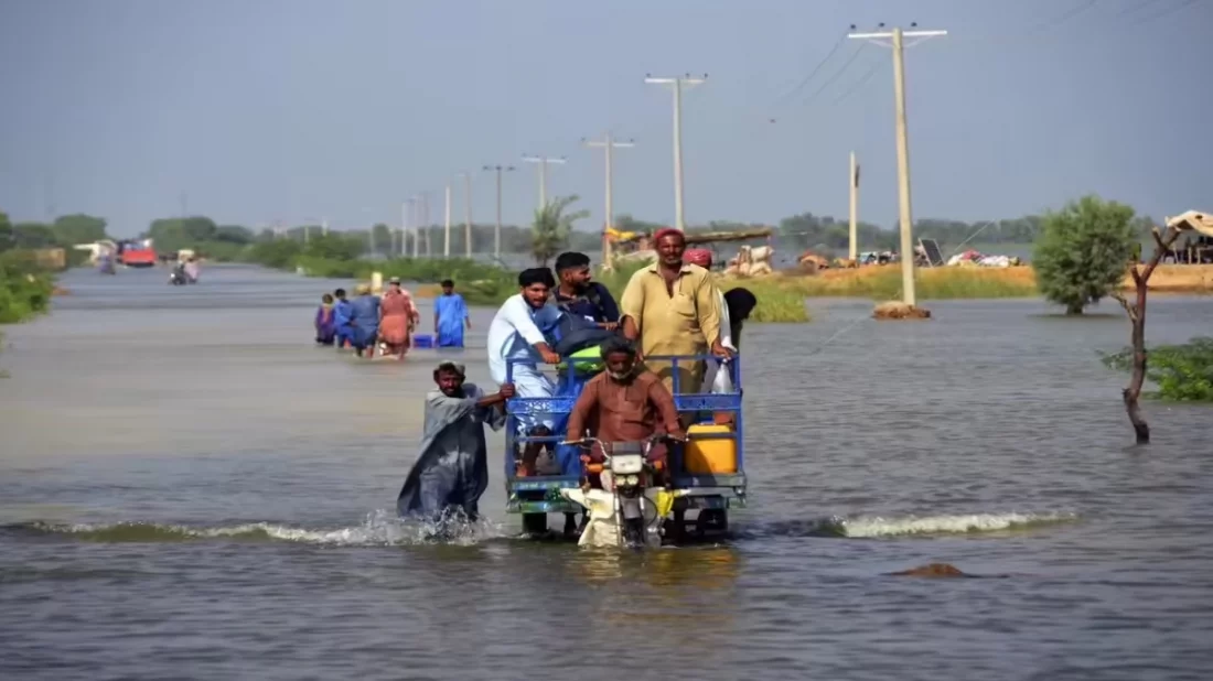 পাকিস্তানে বন্যায় প্রাণহানি বেড়ে ২২১, পাহাড়ি অঞ্চলে বাড়ছে সতর্কতা