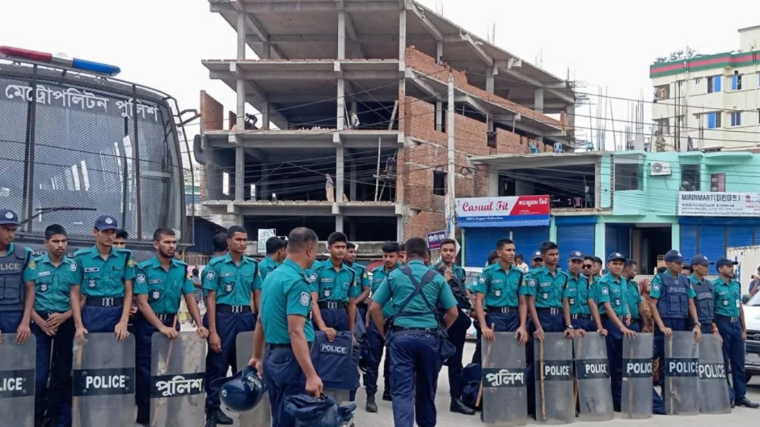 উত্তরায় মাইলস্টোন কলেজের গেটে নিরাপত্তায় পুলিশ