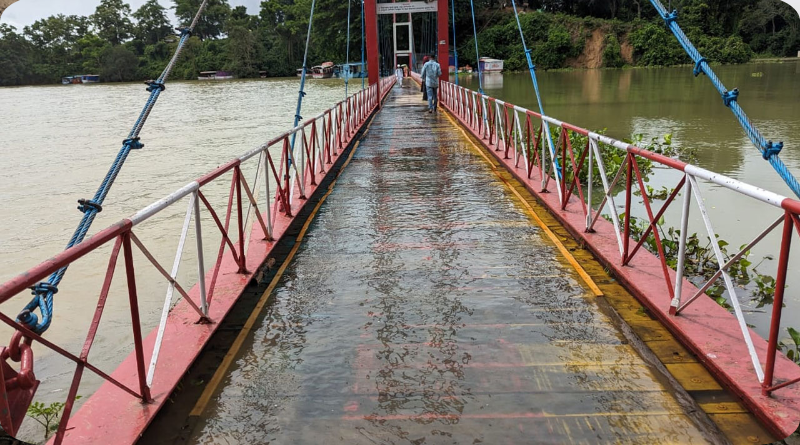 রাঙ্গামাটির ঝুলন্ত সেতু পানির নিচে, দর্শনার্থীদের প্রবেশে নিষেধাজ্ঞা