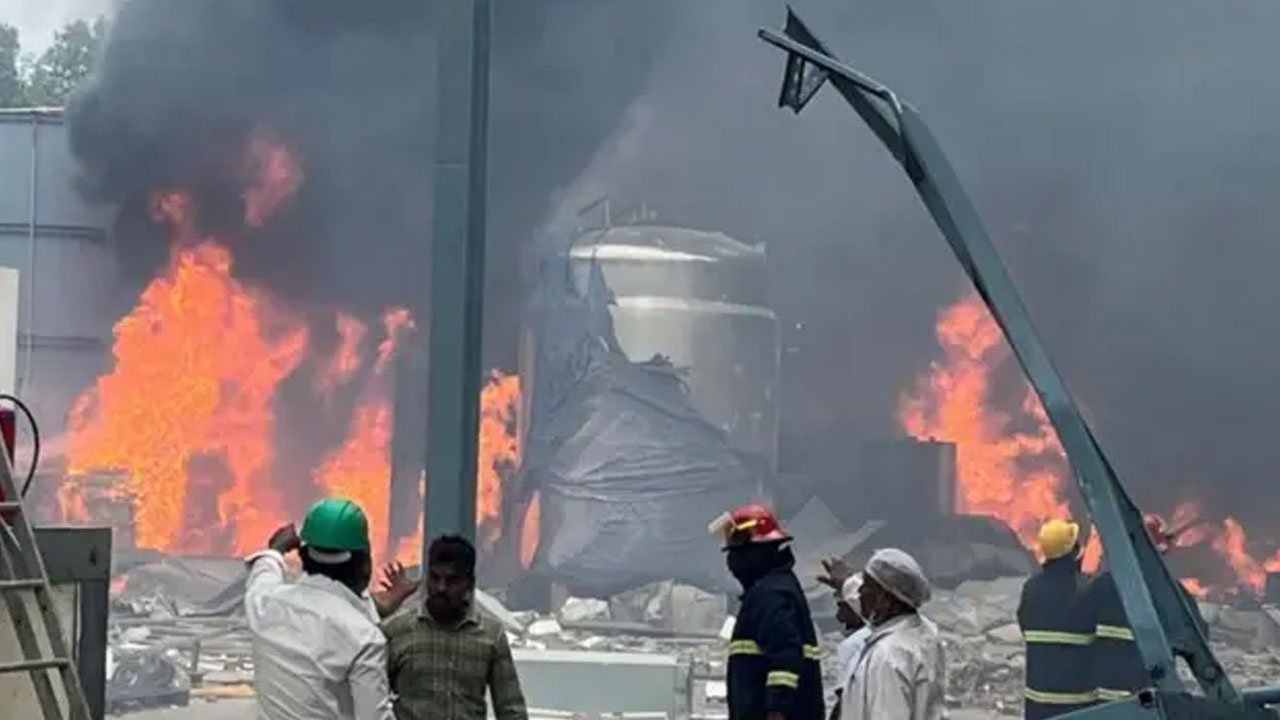 ভারতের তেলেঙ্গানায় রাসায়নিক কারখানায় বিস্ফোরণে নিহত বেড়ে ৩৪
