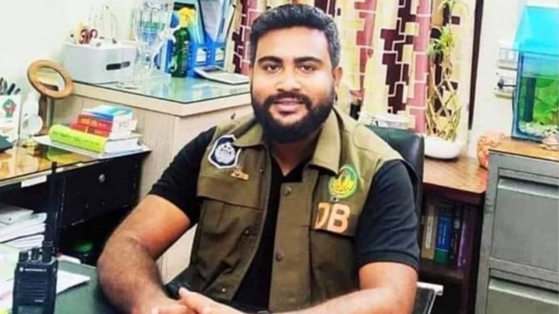 ডিবির সাবেক এসআই মাহবুবকে গণপিটুনি দিয়ে পুলিশে সোপর্দ