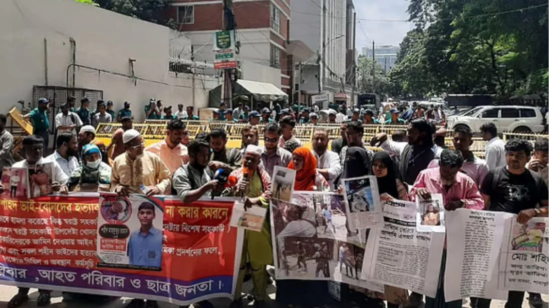 জুলাই শহীদ-আহত পরিবারের সচিবালয়ের কাছের সড়কে বিক্ষোভ-অবস্থান