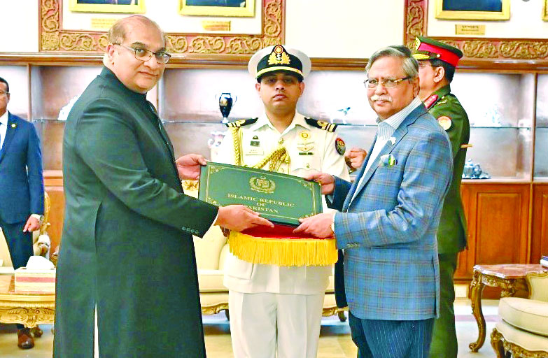 রাষ্ট্রপতির কাছে পরিচয়পত্র পেশ করলেন পাকিস্তানের নতুন হাইকমিশনার