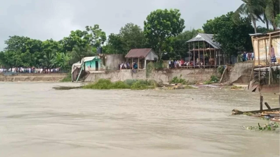পদ্মা সেতু রক্ষা বাঁধে আবার ধস, নদীগর্ভে বিলীন ১০ বসতঘর