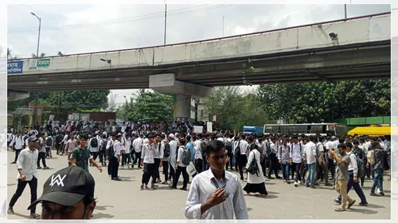 তিন দফা দাবিতে সাতরাস্তা মোড়ে শিক্ষার্থীদের সড়ক অবরোধ