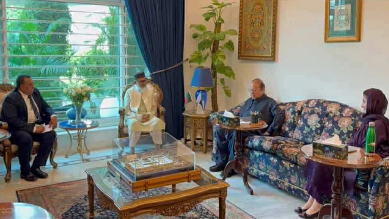 পাকিস্তানের সাবেক প্রধানমন্ত্রী নওয়াজ শরীফের সাথে ধর্ম উপদেষ্টার সাক্ষাৎ