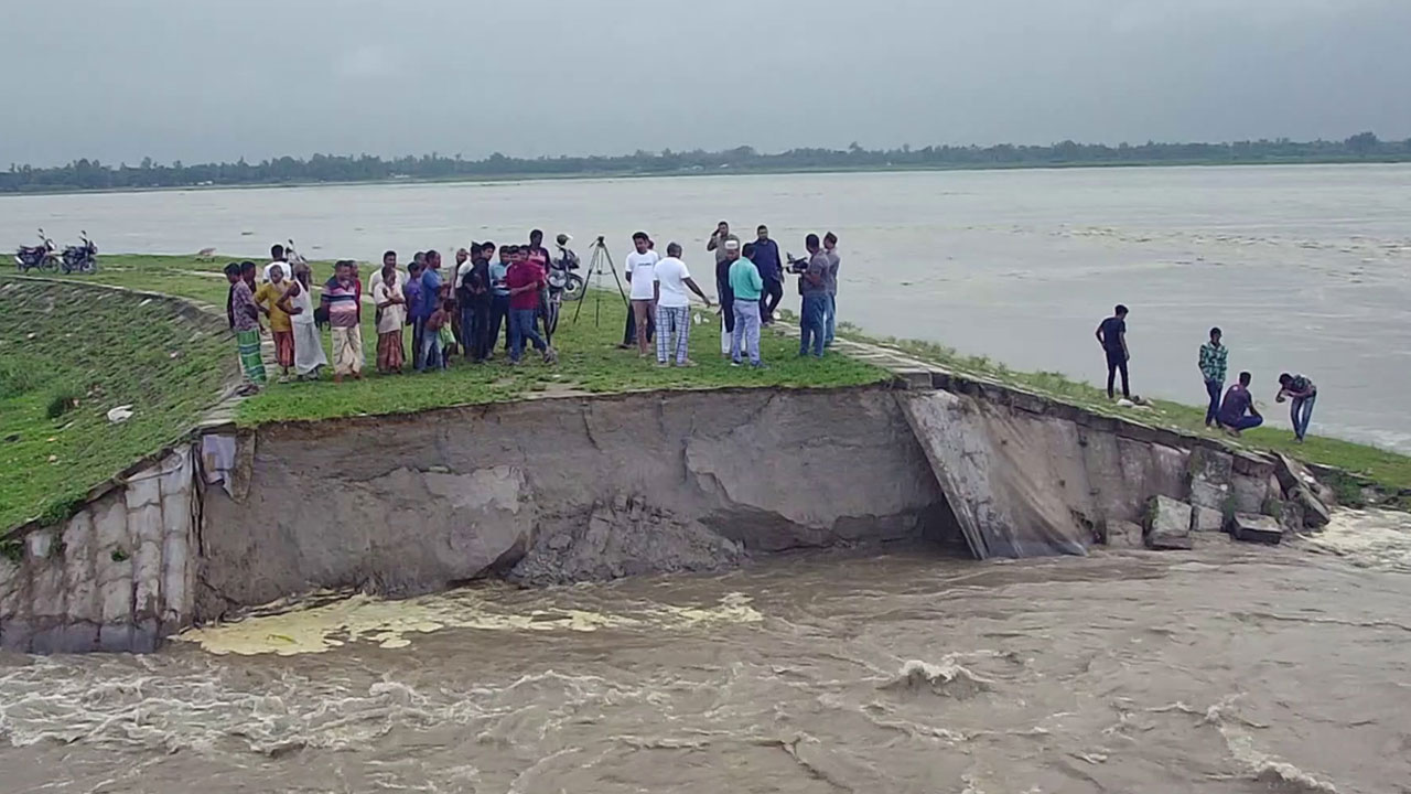 দ্বিতীয় তিস্তা সেতু রক্ষা বাঁধের ৬০ মিটার ধস : হুমকিতে সেতু ও সড়ক