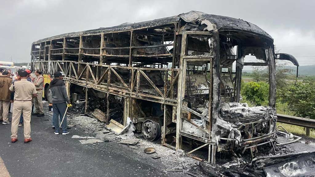ভারতের অন্ধ্রে প্রাণঘাতী বাসের আগুন তীব্র হয়েছে ‘২৩৪টি স্মার্টফোনের কারণে’