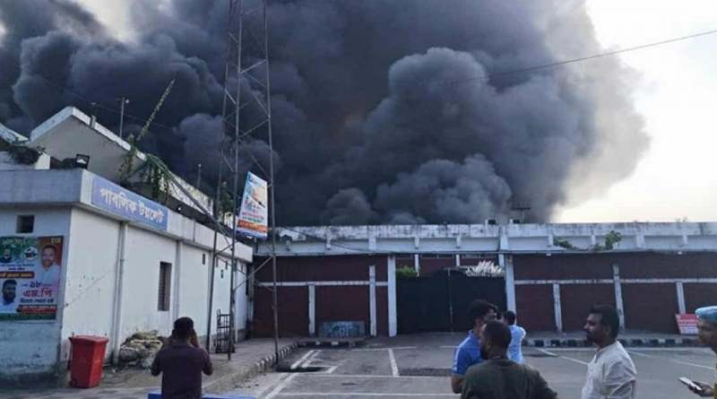 শাহজালাল বিমানবন্দরের কার্গো এলাকায় আগুন, নিয়ন্ত্রণে ২০ ইউনিট