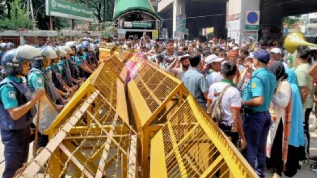 সচিবালয়ের সামনে মুখোমুখি অবস্থানে ‘আমরা জুলাই যোদ্ধা’-পুলিশ