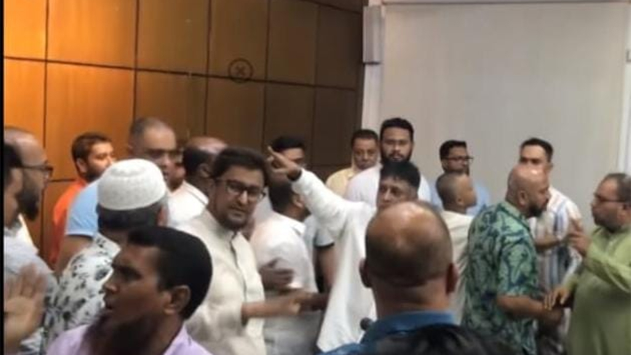 সিলেট চেম্বার নির্বাচন স্থগিত নিয়ে উত্তেজনা, ডিসি অফিসে দু’পক্ষের হাতাহাতি