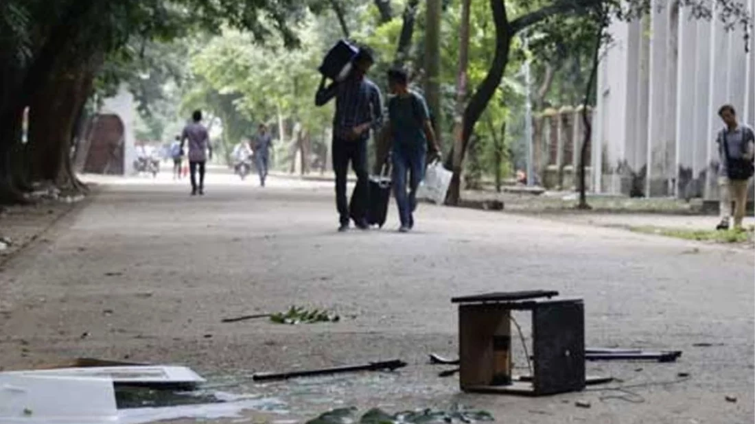 ভূমিকম্পের কারণে ঢাবি বন্ধ ঘোষণা, হল ছাড়ছেন শিক্ষার্থীরা