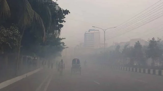 আজও রাজধানী ঘন কুয়াশার চাদরে মোড়ানো