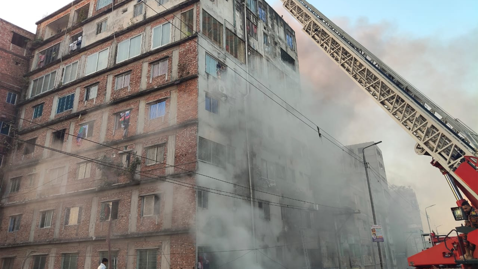 কেরানীগঞ্জে ১২ তলা ভবনে আগুন, নিয়ন্ত্রণে ১২ ইউনিট