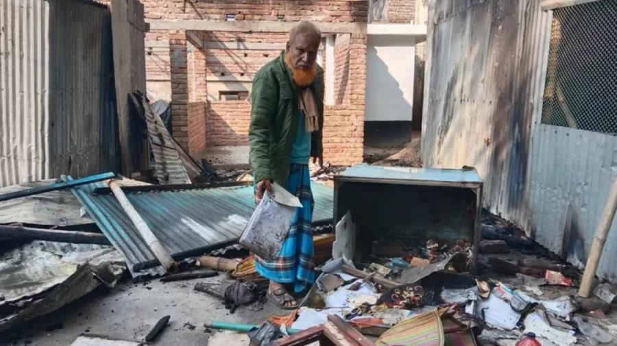 মাগুরায় এসিল্যান্ড-সাবরেজিস্ট্রি অফিসে পেট্রোল বোমা নিক্ষেপ, দলিল-আসবাবপত্র পুড়ে ছাই