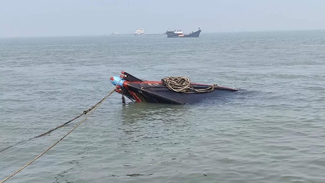 কার্গো জাহাজের ধাক্কায় ডুবল ৩০০ মণ লবণবোঝাই নৌকা