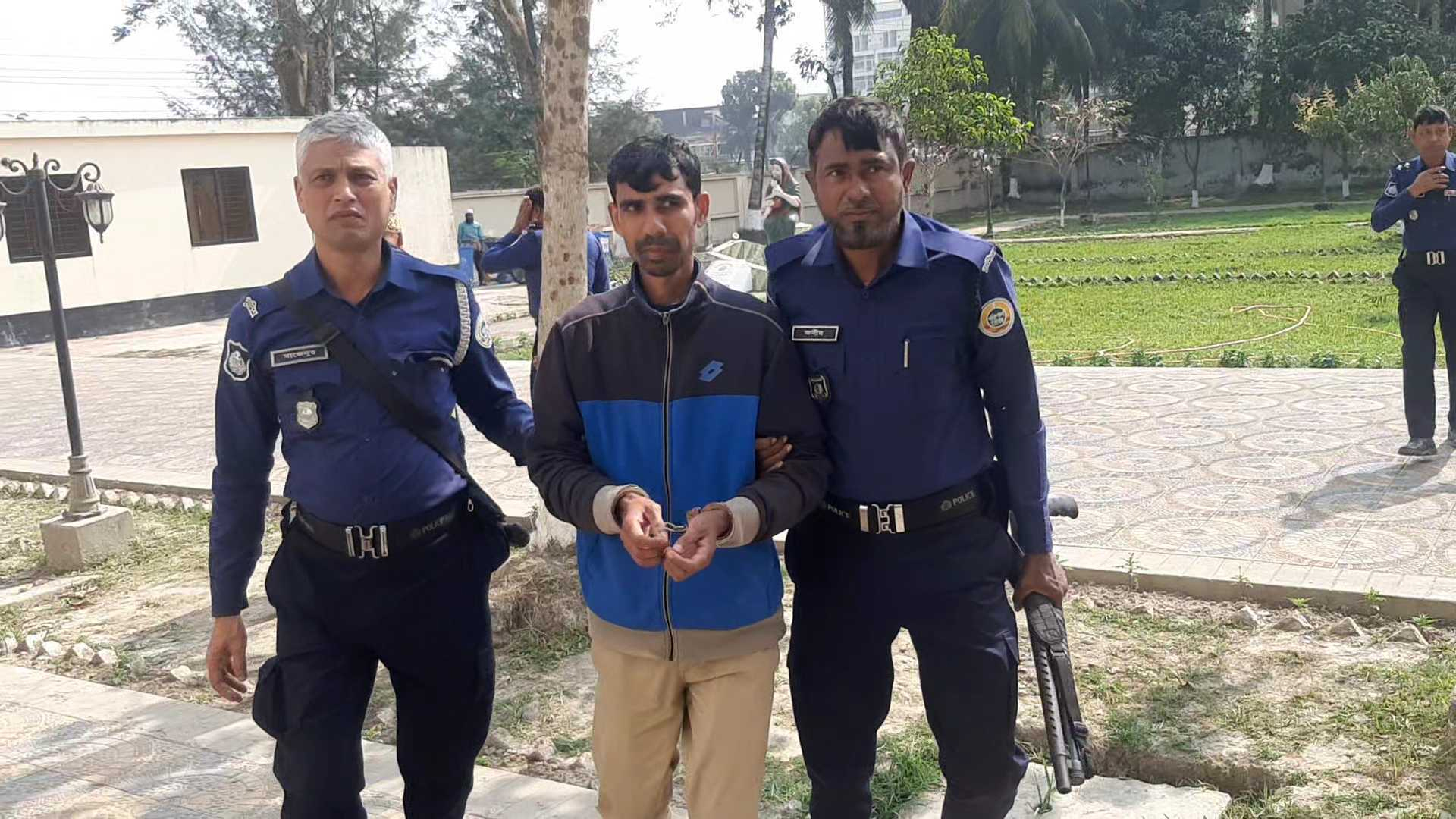 বরগুনা জেলা প্রশাসকের কক্ষে ঢুকে হামলা, আটক যুবক