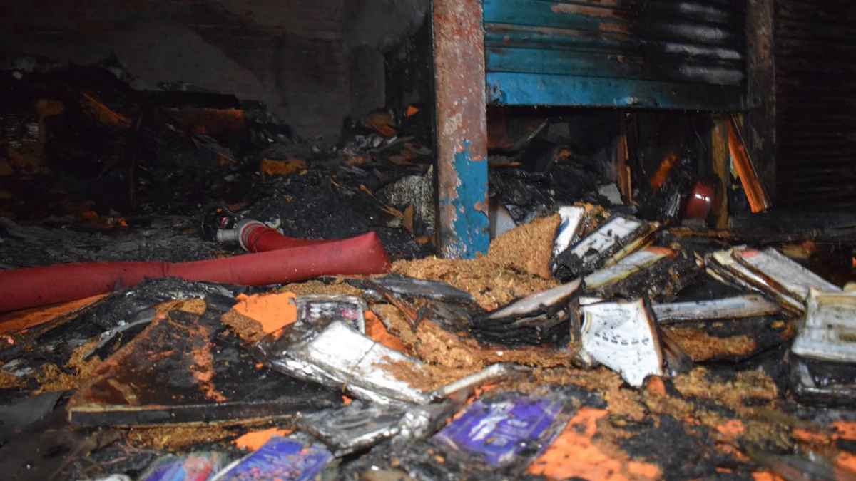 খুলনার বাইতুন নূর শপিং সেন্টারে আগুন, ক্ষতিগ্রস্ত ১০ দোকান