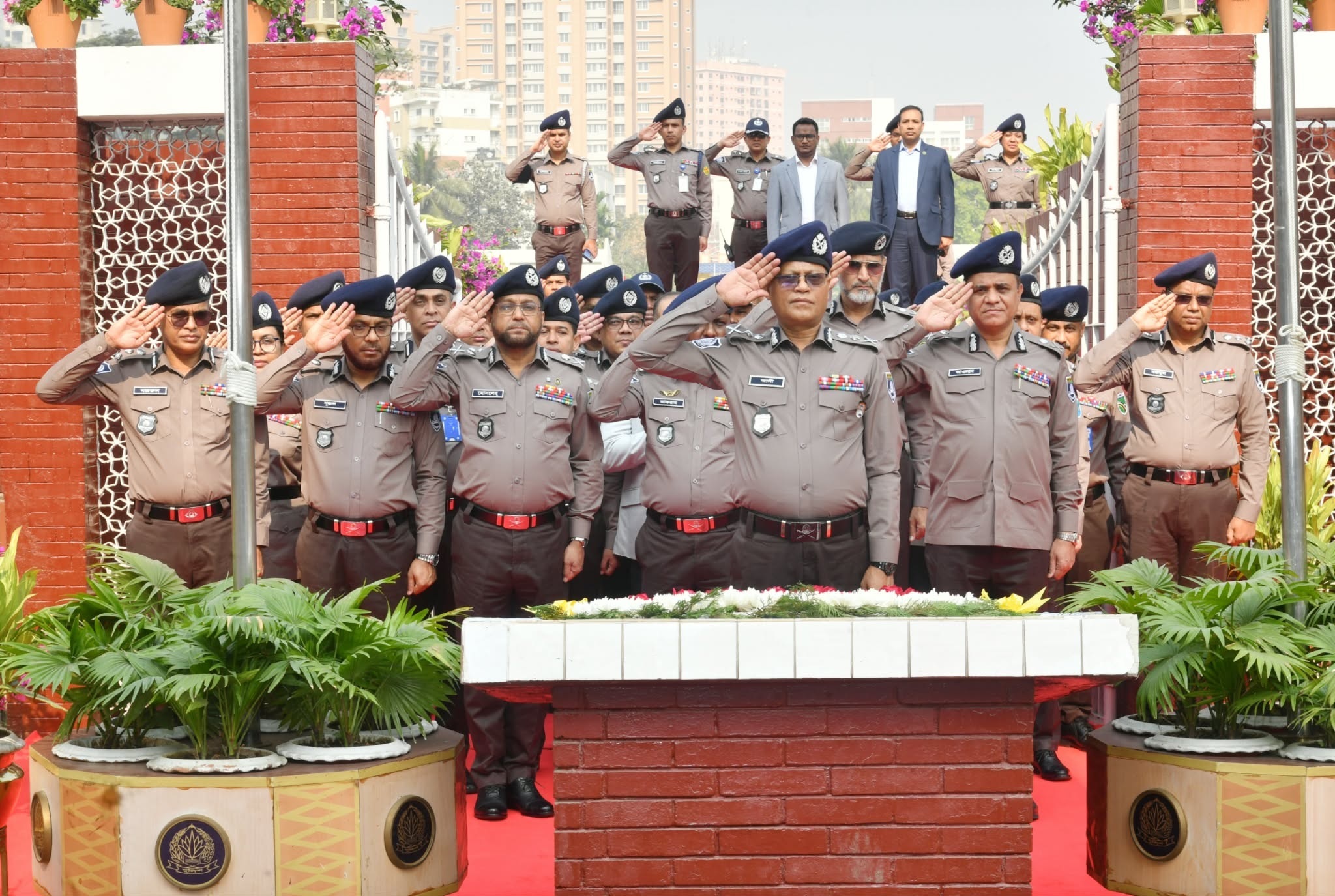 রাজারবাগ পুলিশ স্মৃতিসৌধে নবনিযুক্ত আইজিপির শ্রদ্ধা