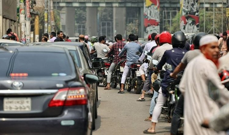 তেলের লাইনে দীর্ঘ অপেক্ষা
