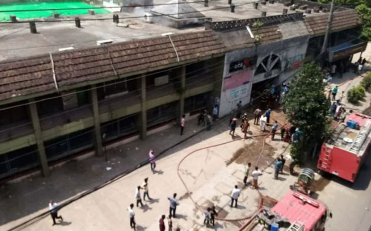 চট্টগ্রামের ষোলশহরে শপিং কমপ্লেক্সে আগুন, নিয়ন্ত্রণে ফায়ার সার্ভিসের ৫ ইউনিট